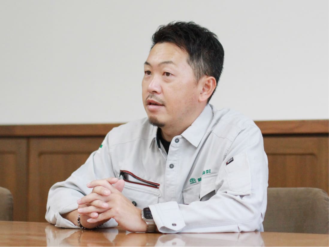 インタビュー中の鈴木さん