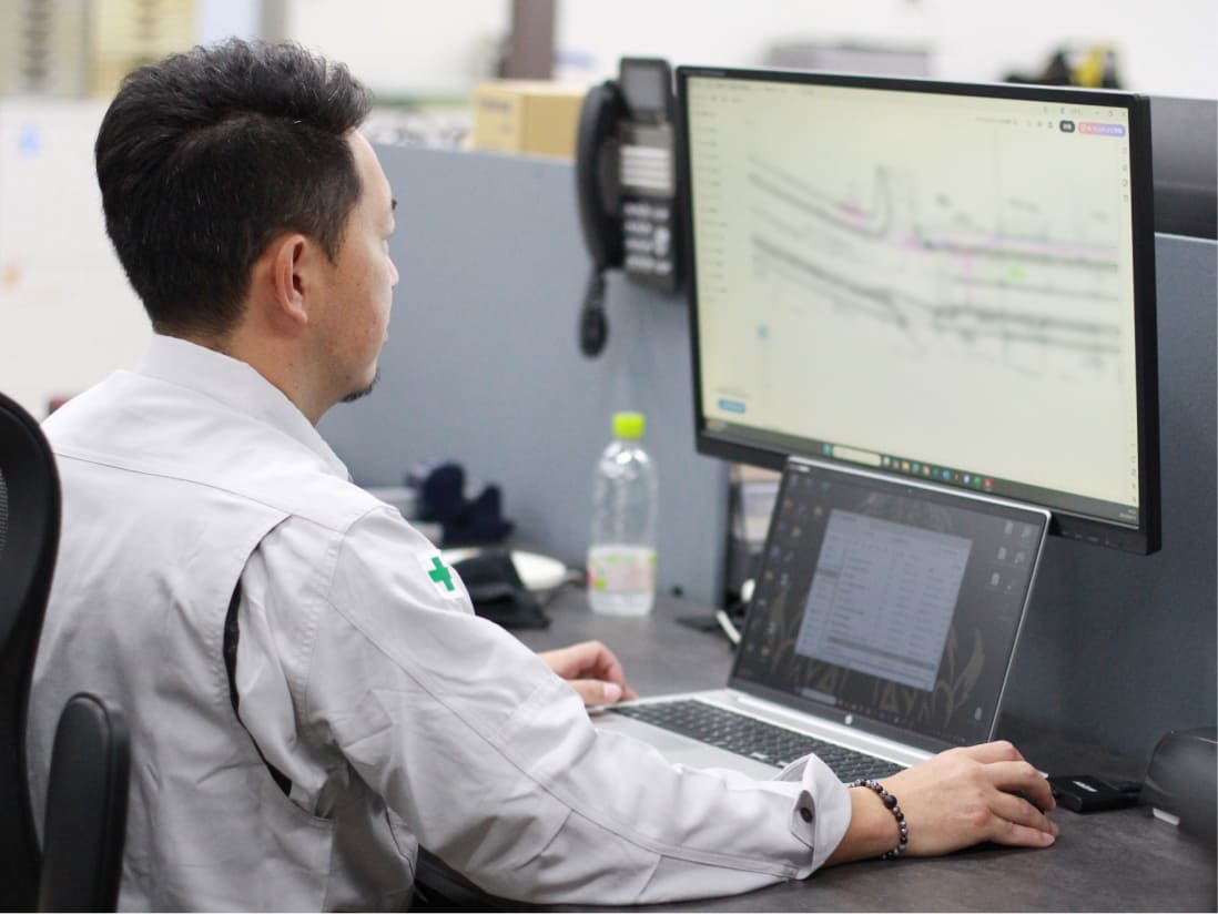 PC作業中の鈴木さん