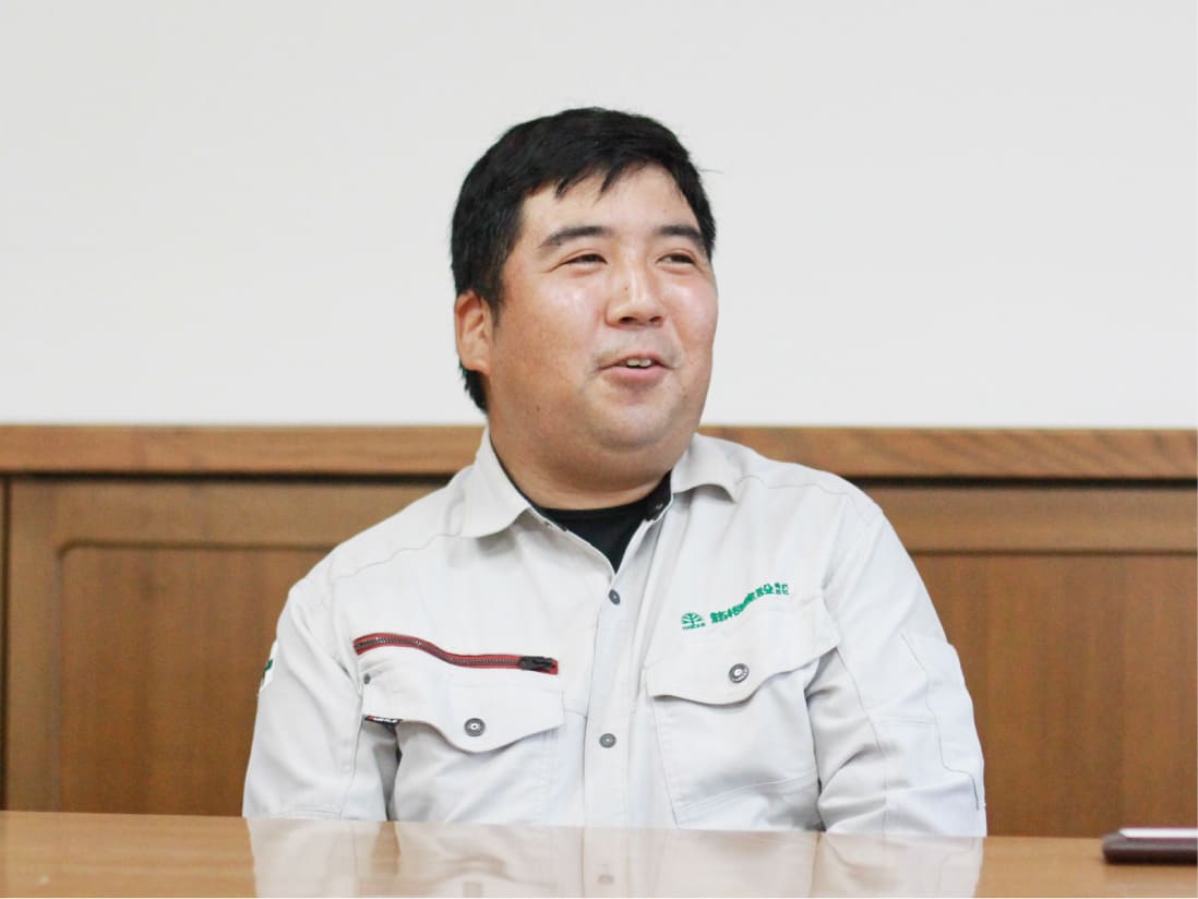 インタビュー中の深澤さん