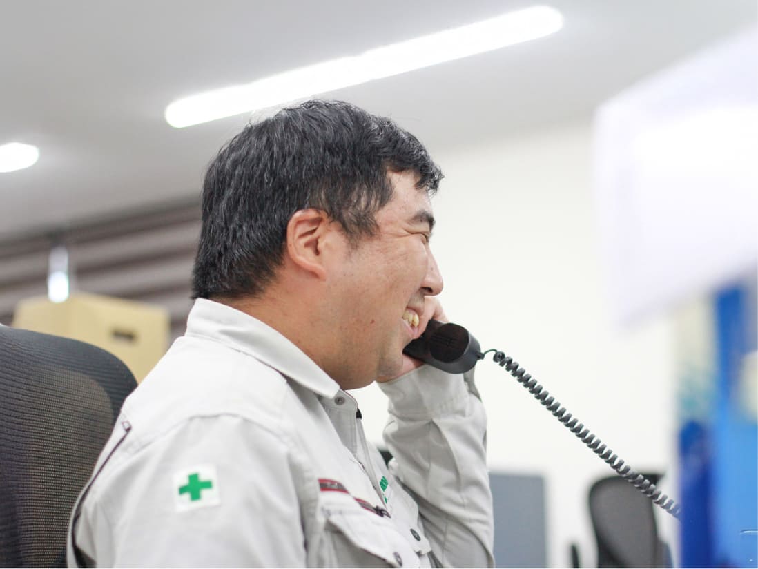 電話対応中の鈴木さん
